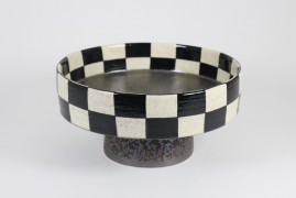 Tray with pedestal