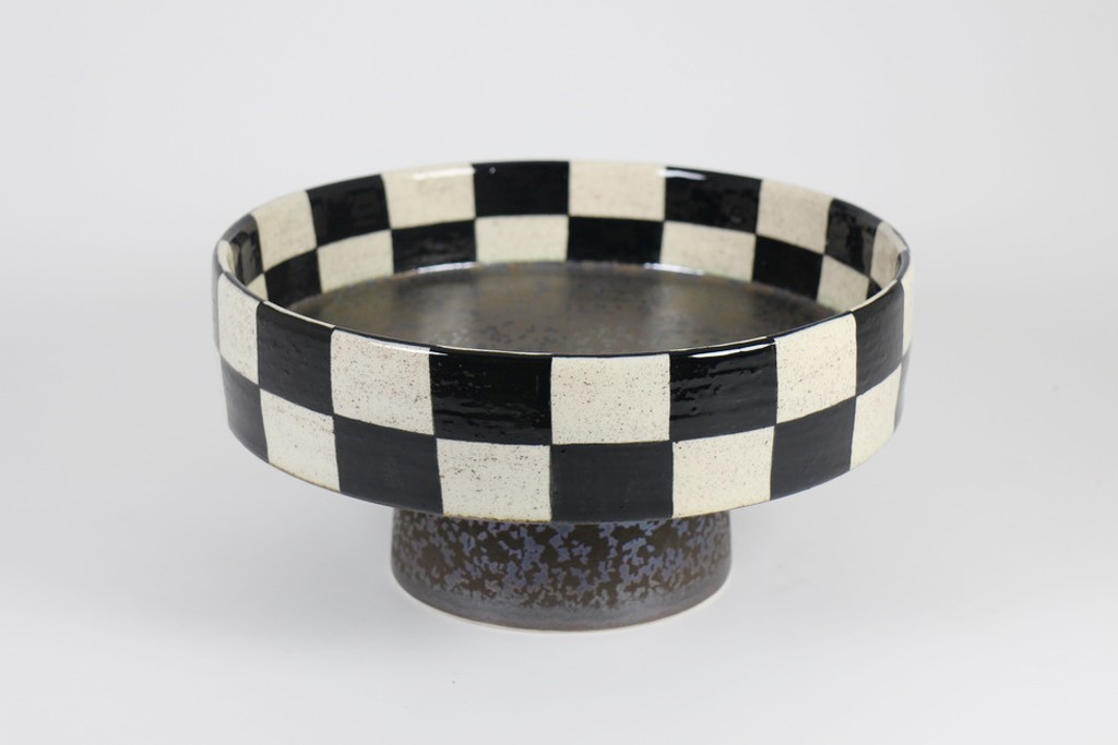 Tray with pedestal