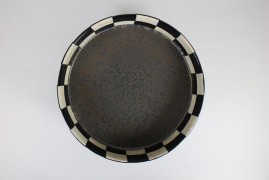 Tray with pedestal