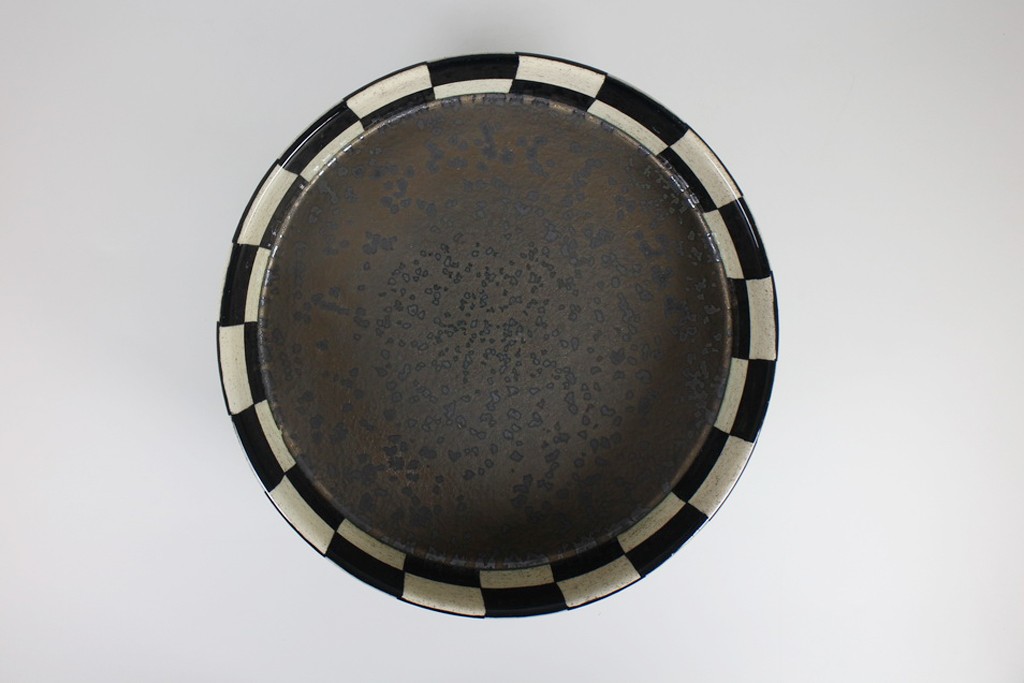 Tray with pedestal